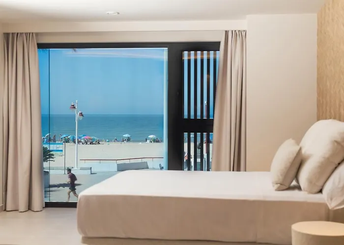 Playa Victoria - By Grupo Tribu 加的斯